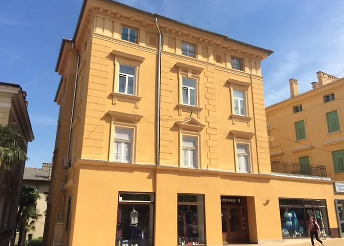 Sunny Anamaria Опатия